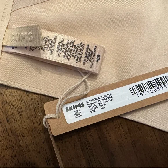 SKIMS Ultimate Push-up Plunge Bra - Picture 4 of 5